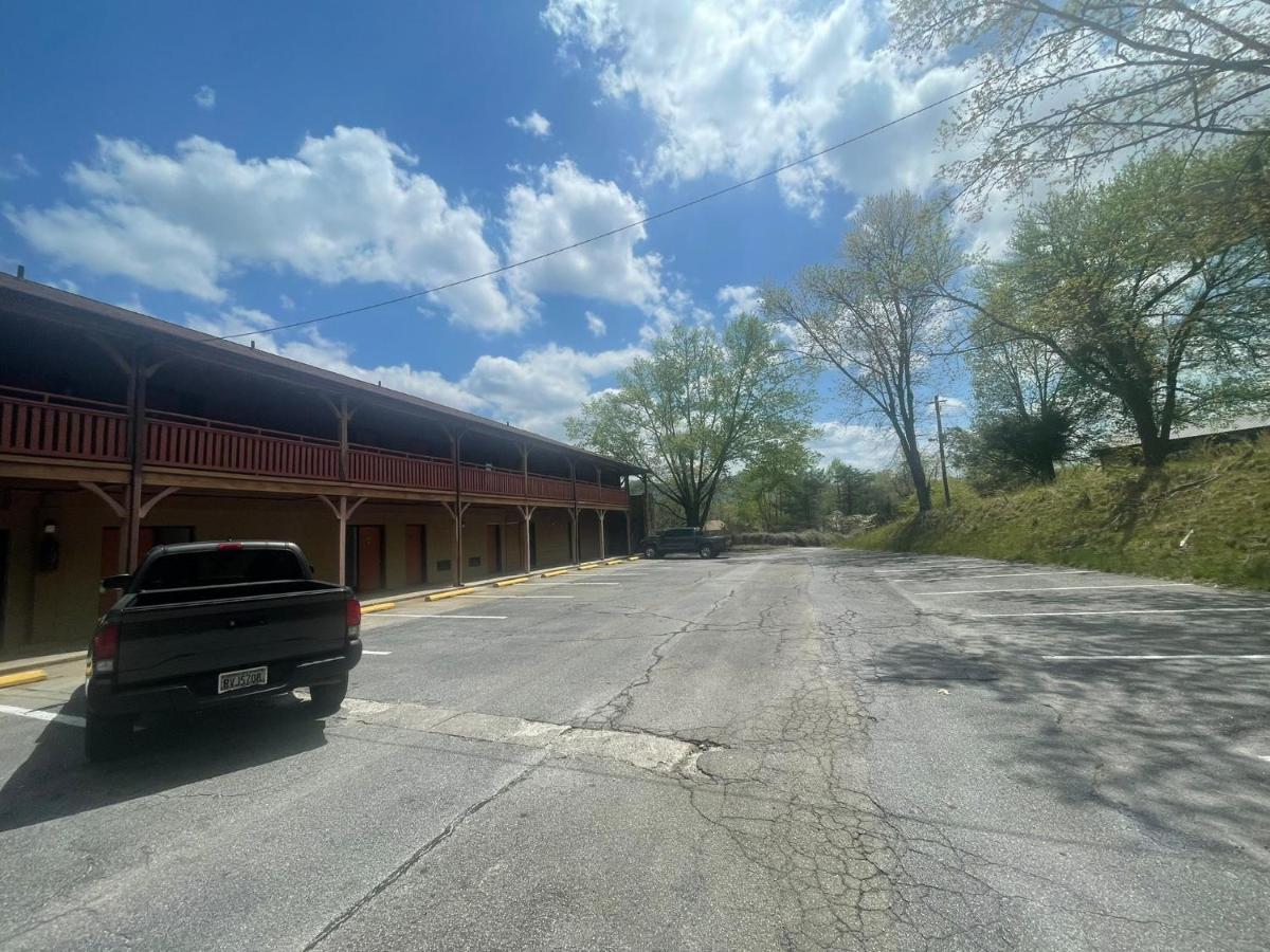 Budgetel Inn & Suites Dillard Bagian luar foto