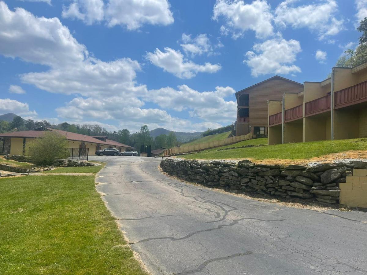 Budgetel Inn & Suites Dillard Bagian luar foto