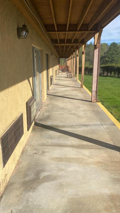 Budgetel Inn & Suites Dillard Bagian luar foto