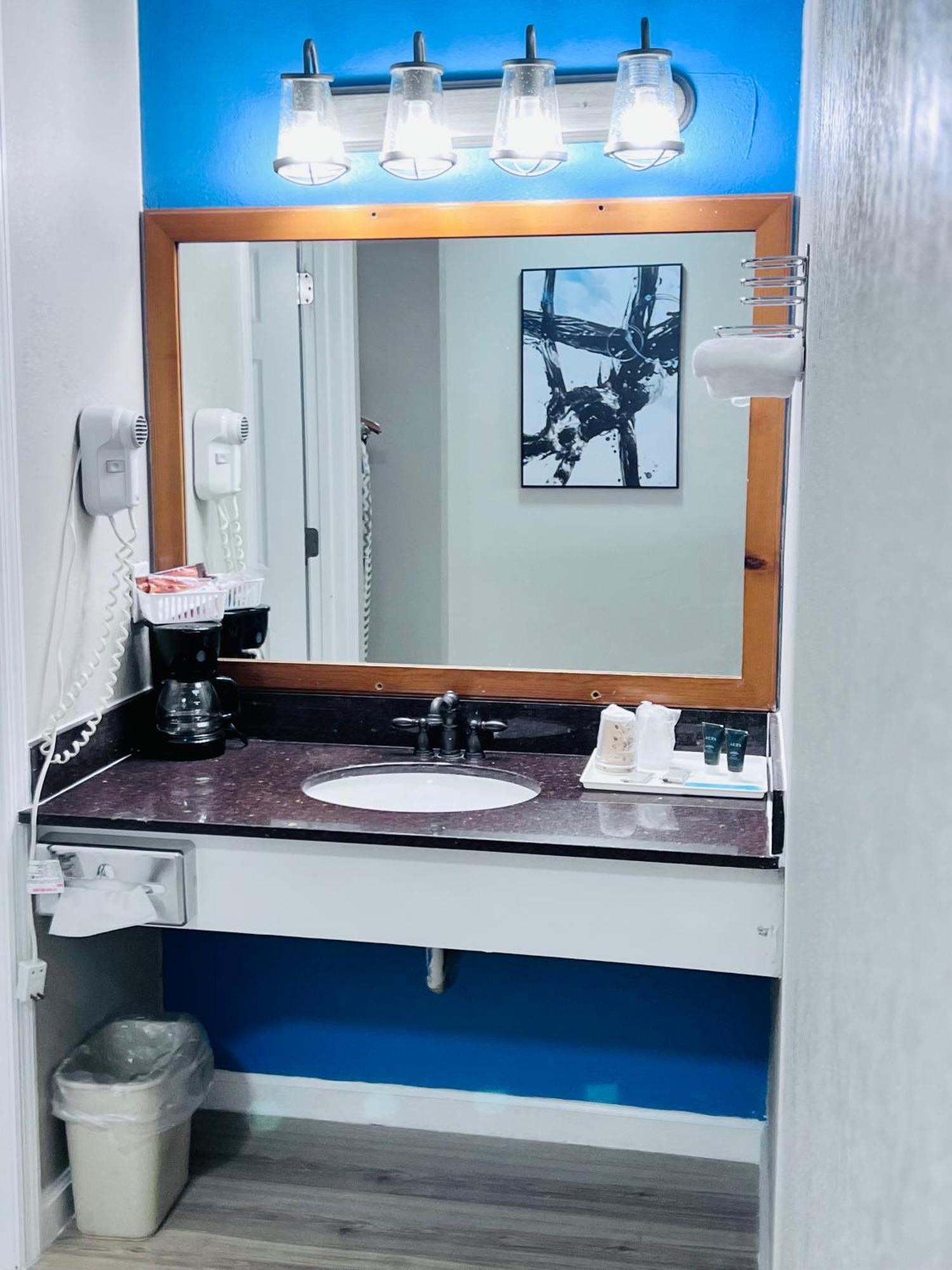 Budgetel Inn & Suites Dillard Bagian luar foto