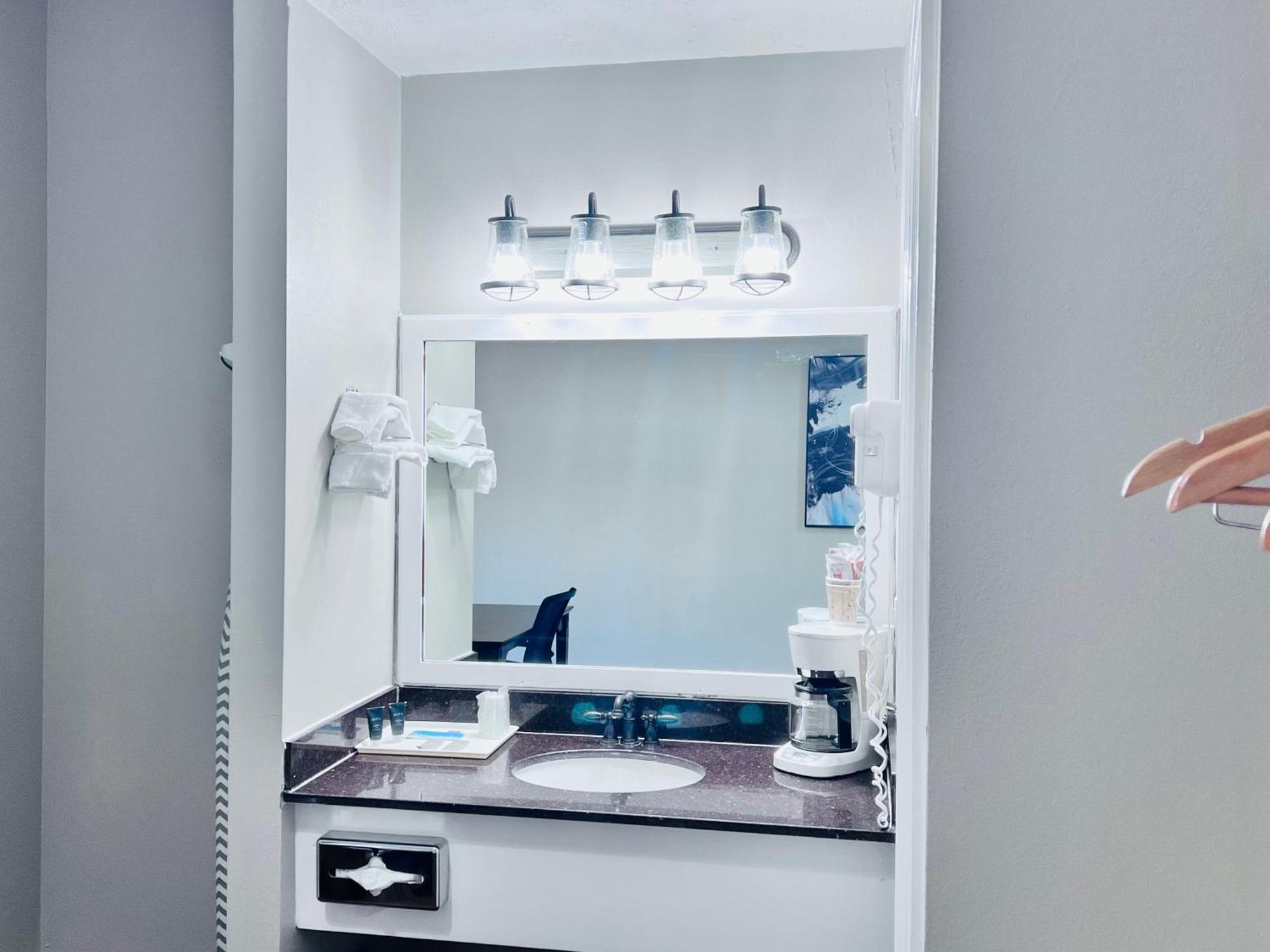 Budgetel Inn & Suites Dillard Bagian luar foto