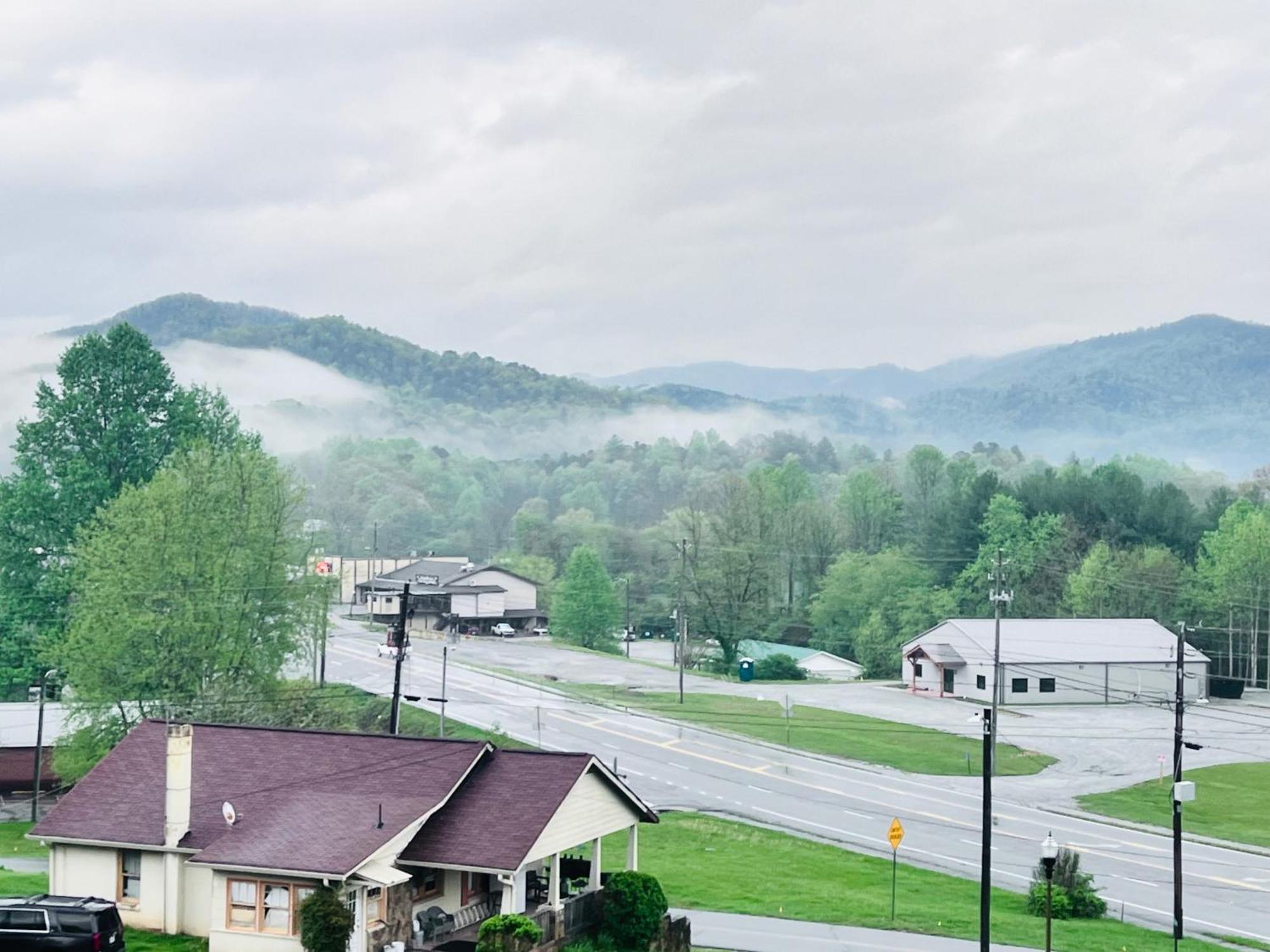 Budgetel Inn & Suites Dillard Bagian luar foto