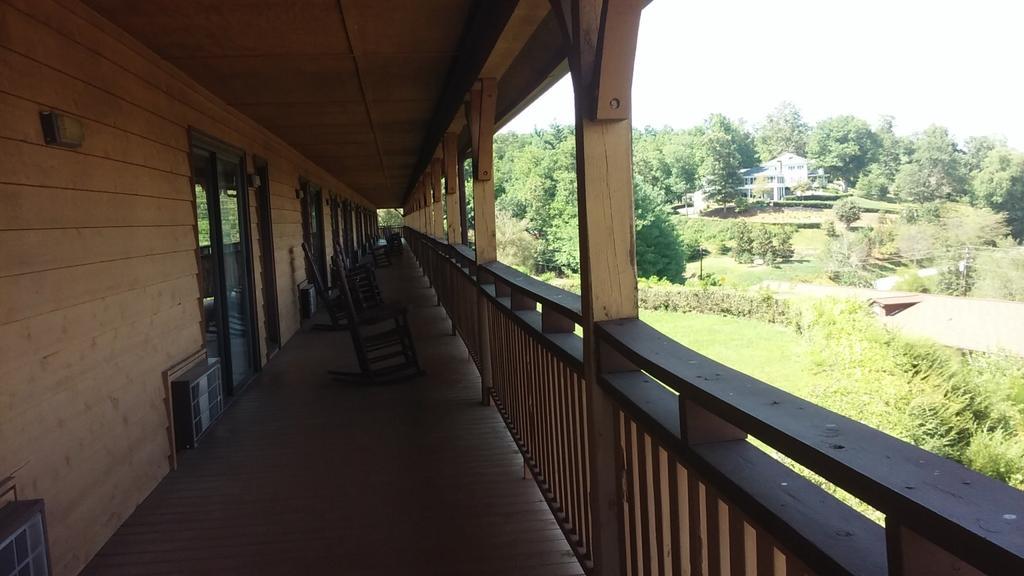 Budgetel Inn & Suites Dillard Bagian luar foto