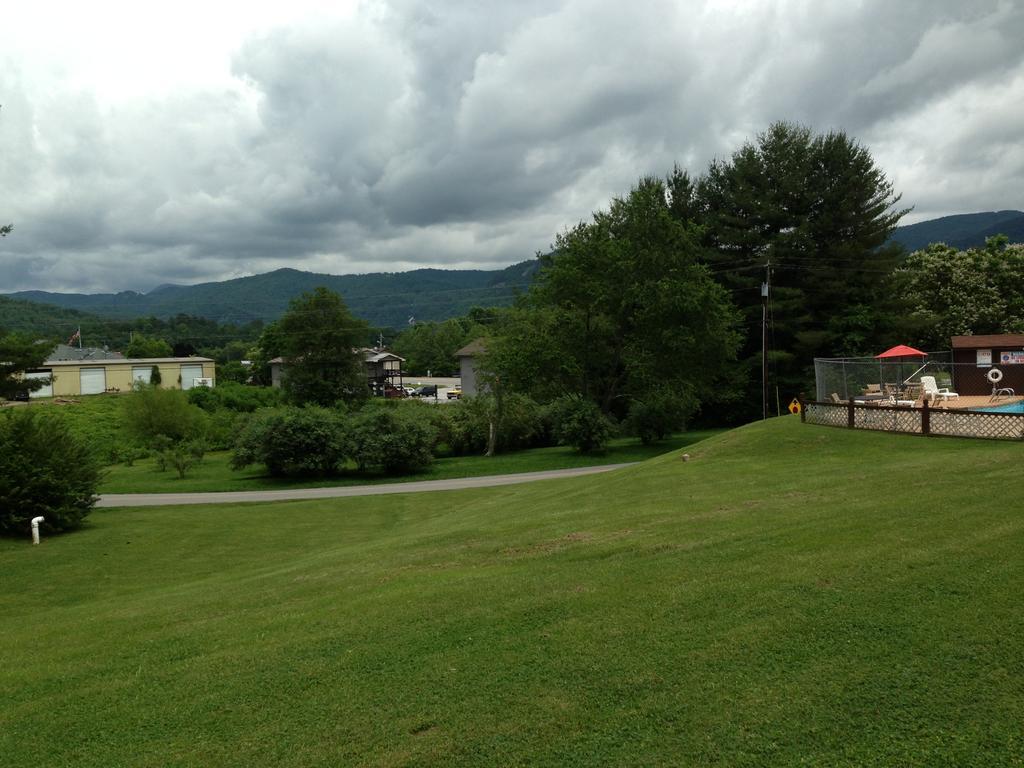Budgetel Inn & Suites Dillard Bagian luar foto